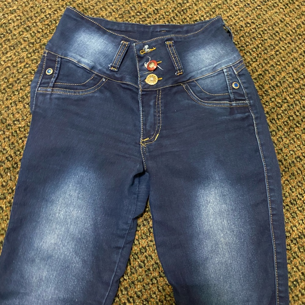 Booty Popping Jeans - Picture 10 of 11